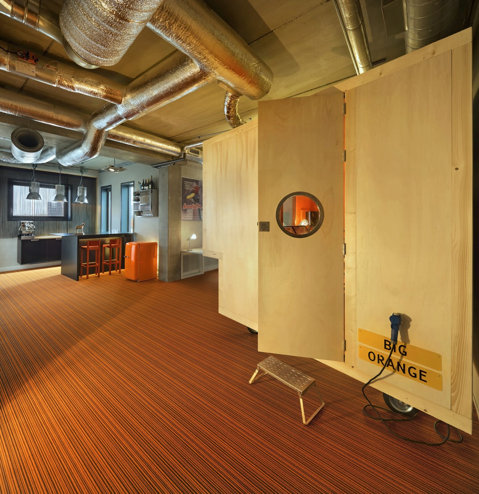 4K video podcast studio Amsterdam met professionele microfoon- en camera-opstelling