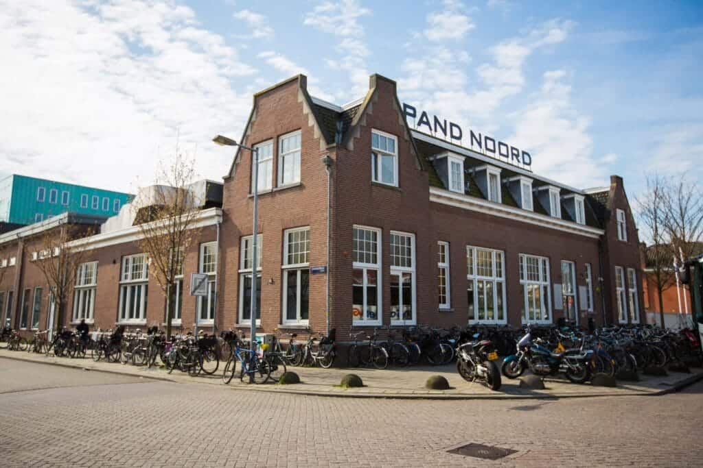 Big Orange podcast studio Amsterdam Noord, moderne opnamestudio in creatief pand aan de Meeuwenlaan