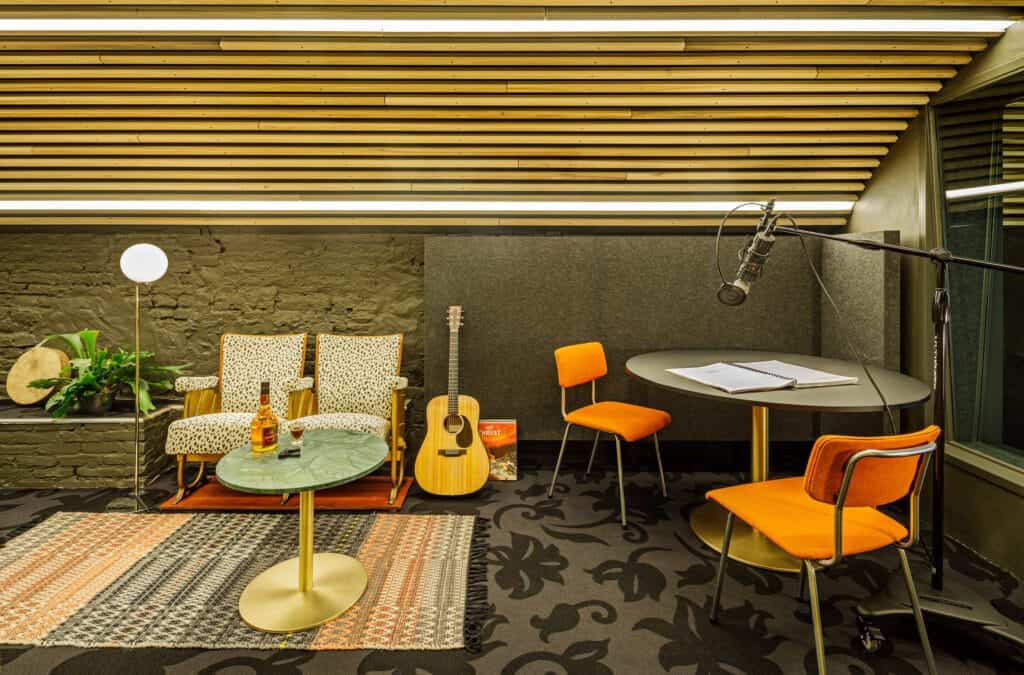 Podcast studio opstelling met microfoon, camera en verlichting — Big Orange Podcast Studio