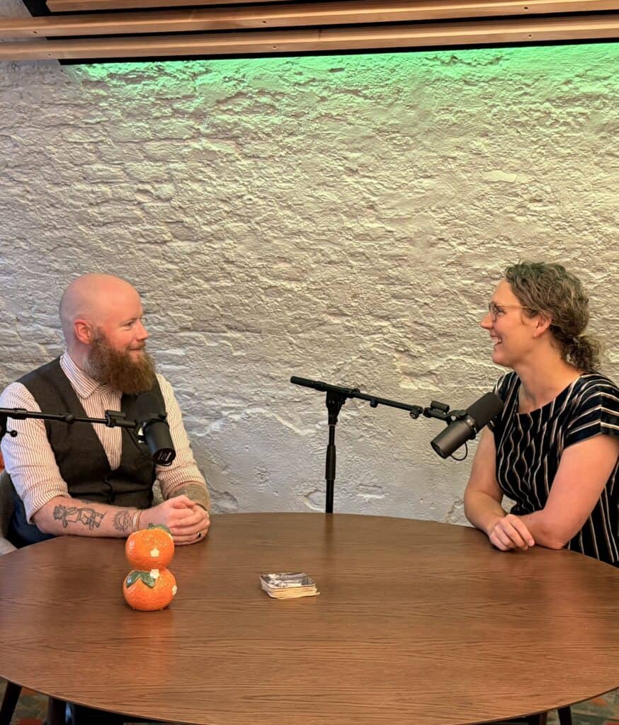 Technicus bedient een 4K camera-opstelling tijdens een video podcast opname in de Big Orange studio